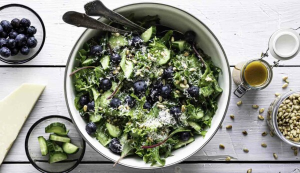 Simpel grøn salat med vinaigrette og ekstra parmesan