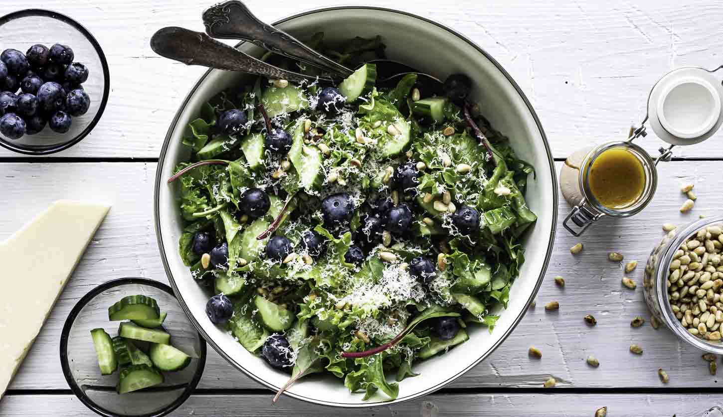 Simpel grøn salat med vinaigrette og ekstra parmesan