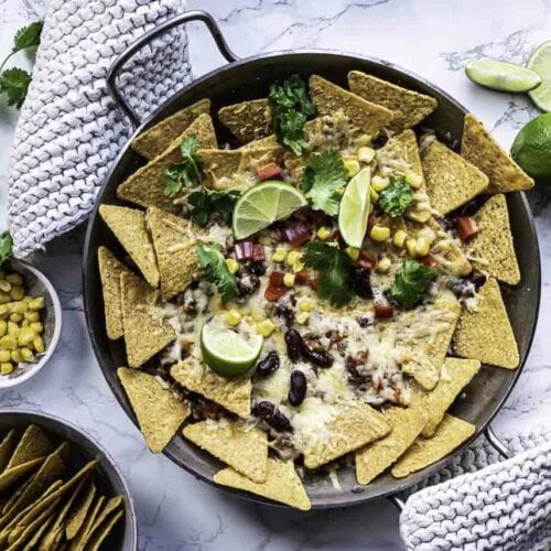 Vegetar nachos med bønner gratineret