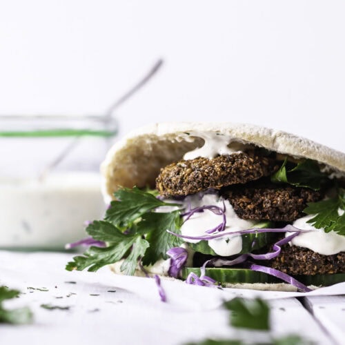 Falafel med tahindressing og tilbehør - sprøde falafler