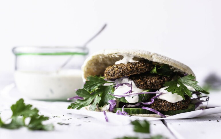 Falafel med tahindressing og tilbehør - sprøde falafler