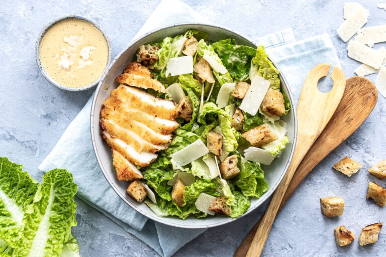 Vegetarisk cæsarsalat med halloumi