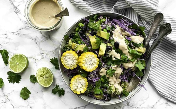 Mættende salat med rød spidskål og spicy chilidressing