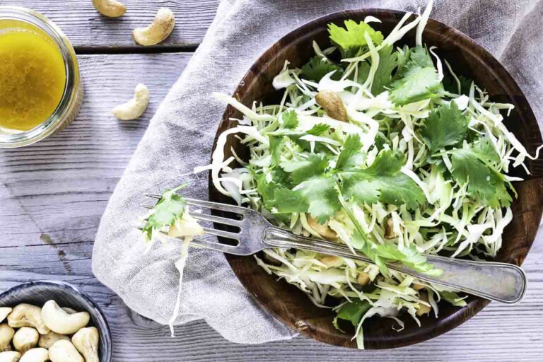 Spidskålssalat med koriander, cashews og appelsindressing