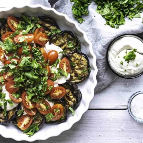 Grillet auberginesalat med tomat og tahincreme