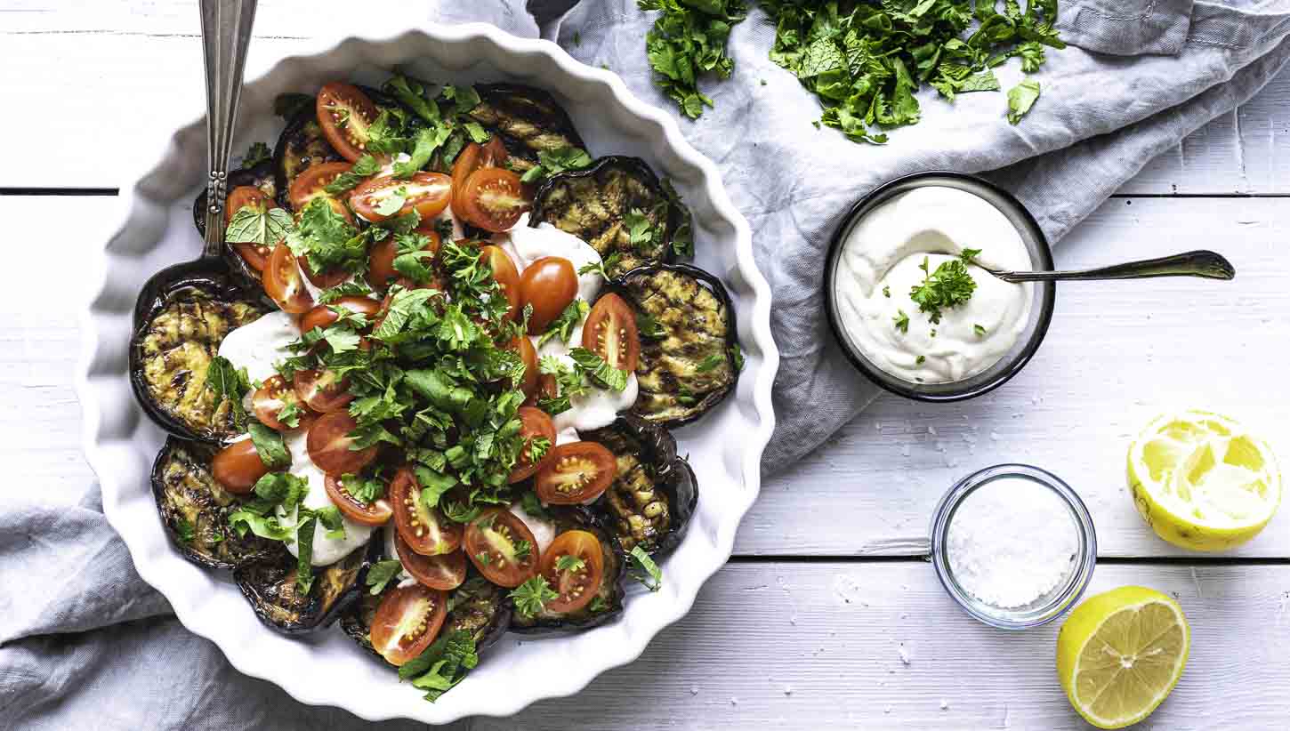 Grillet auberginesalat med tomat og tahincreme