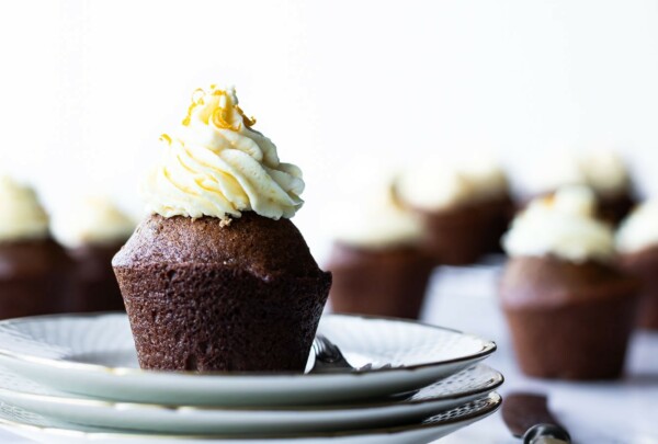 Honningkagemuffins med appelsinsmørcreme