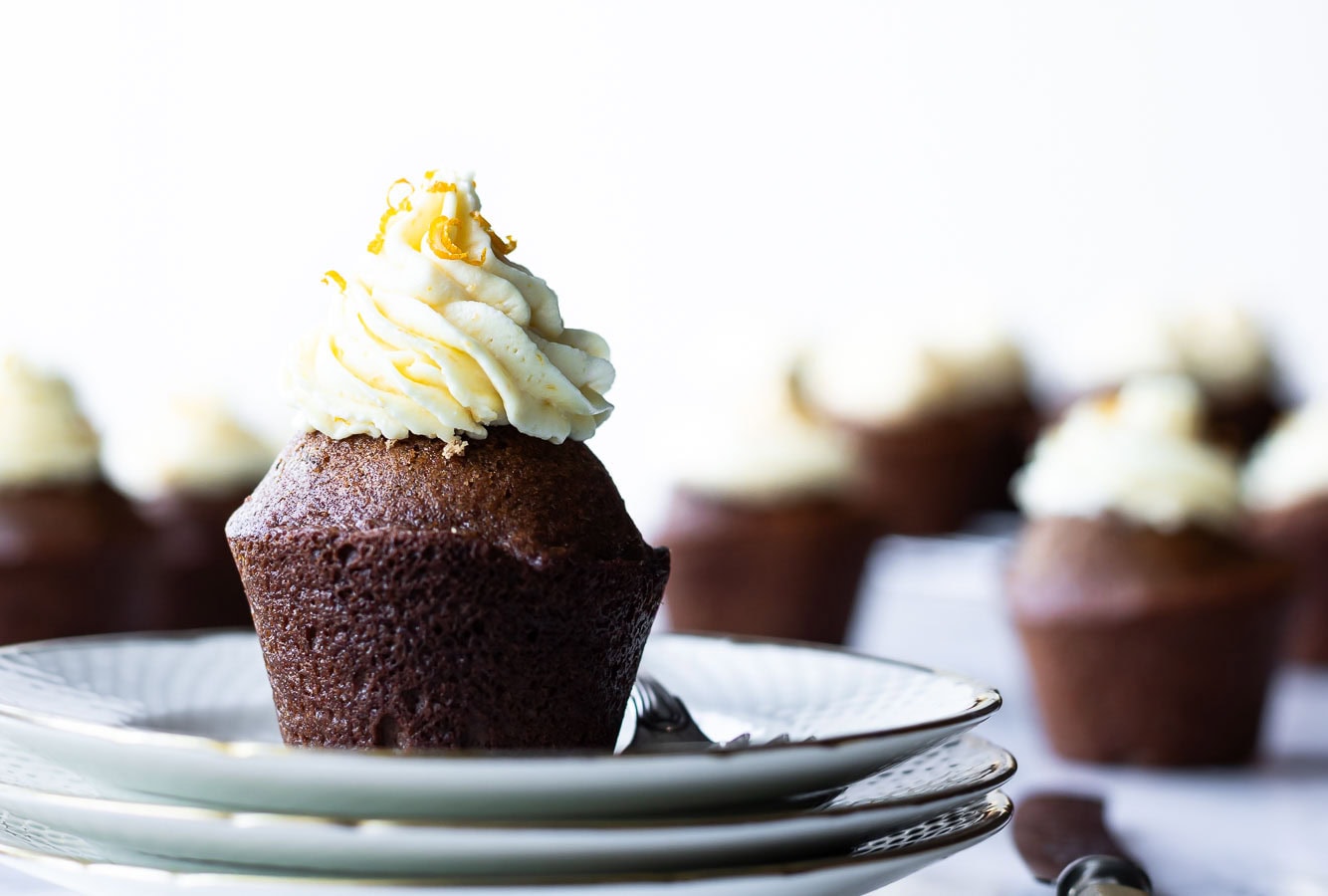 Honningkagemuffins med appelsinsmørcreme