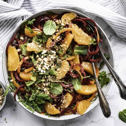 Råkost med rødbede, gulerod og mynte