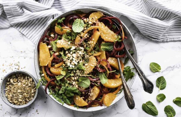 Råkost med rødbede, gulerod og mynte