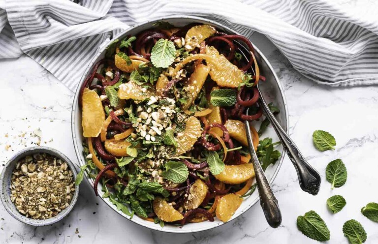 Råkost med rødbede, gulerod og mynte