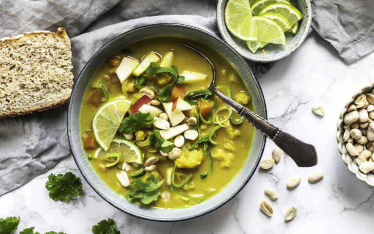 Karrysuppe med kokosmælk, kikærter og grønsager