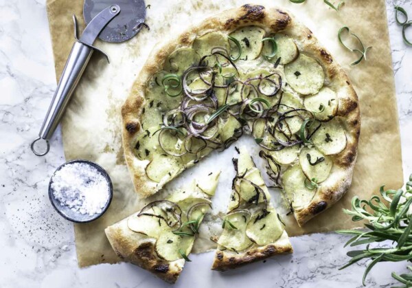 Kartoffelpizza med creme fraiche, rosmarin og rødløg