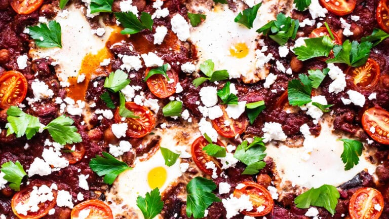 Shakshuka i ovn med aubergine og harissa