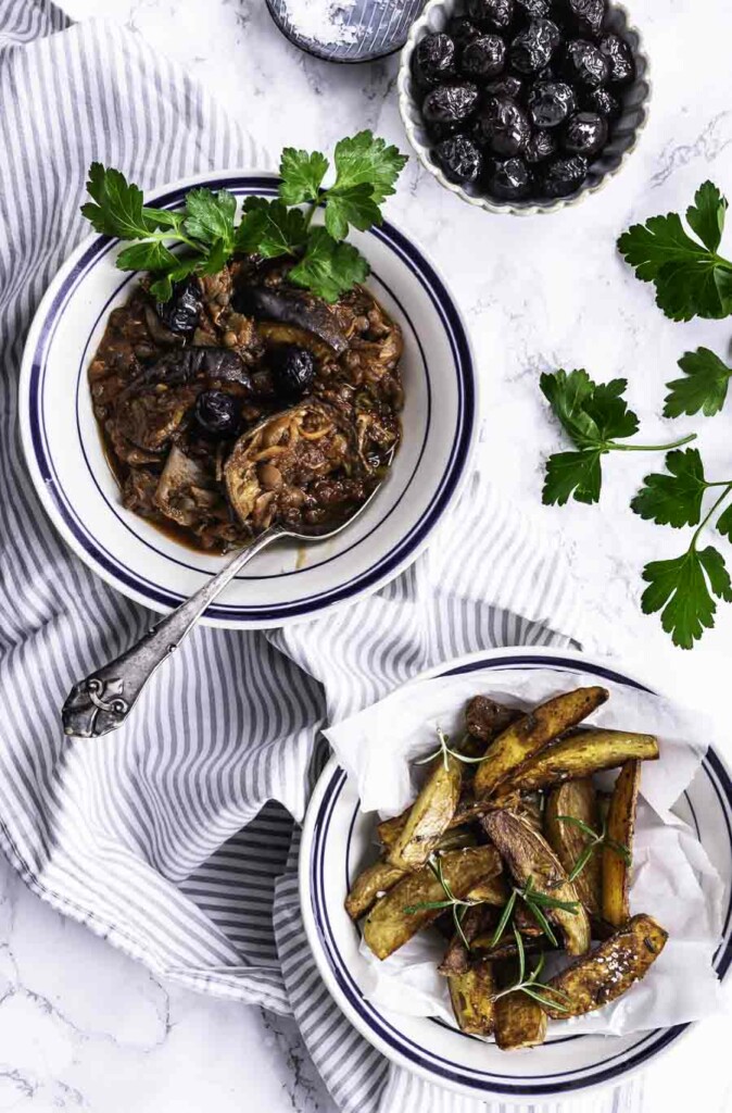 Græsk gryderet med aubergine, svampe og linser