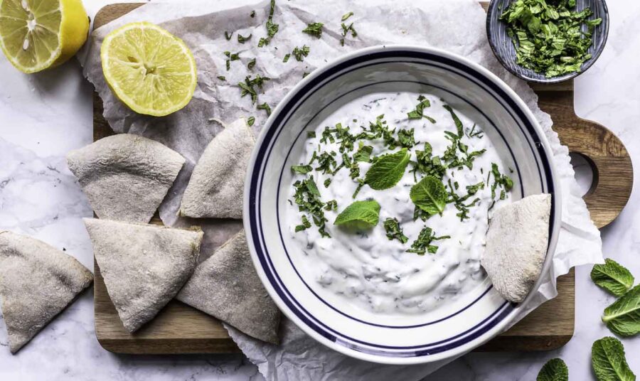 Myntedip med hvidløg og græsk yoghurt