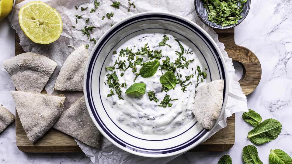 Myntedip med hvidløg og græsk yoghurt