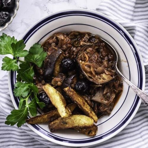 Vegetarisk stifado med aubergine gryderet