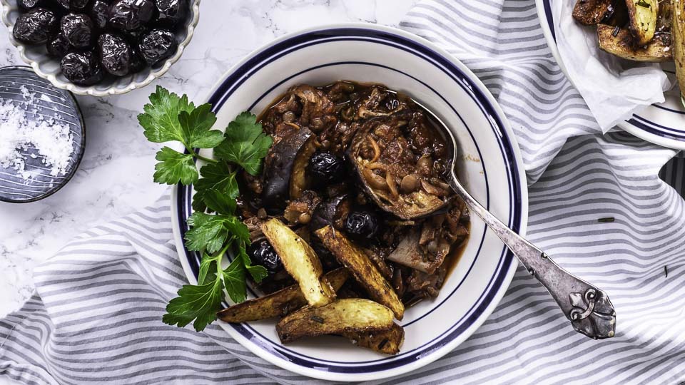 Vegetarisk stifado med aubergine gryderet