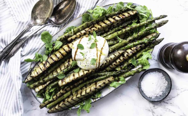 Grillet salat med burrata, aubergine og asparges