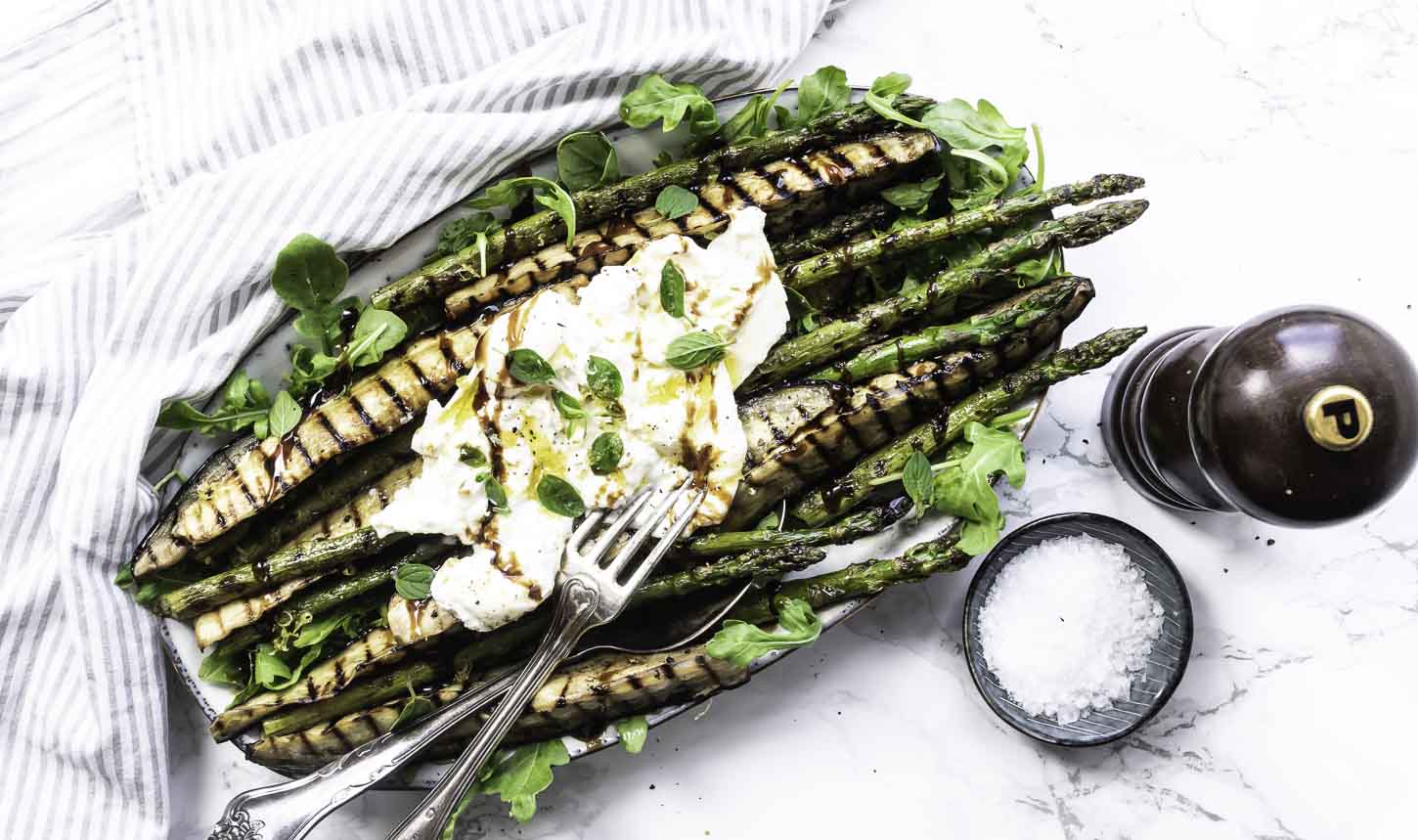 Grillet salat med burrata, aubergine og asparges