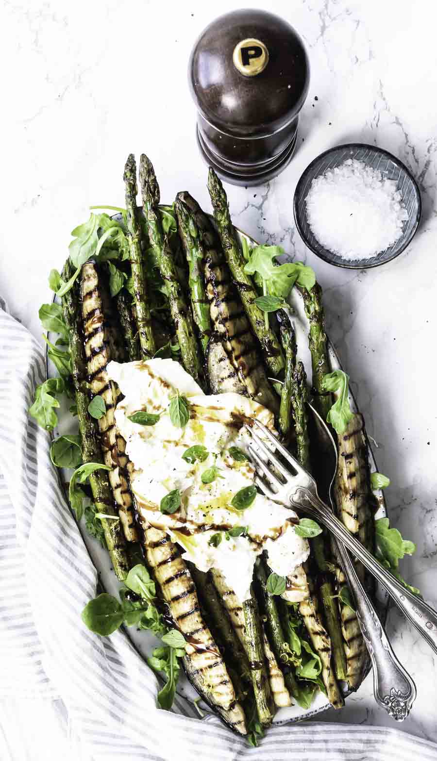 Grillet salat med burrata, aubergine og asparges