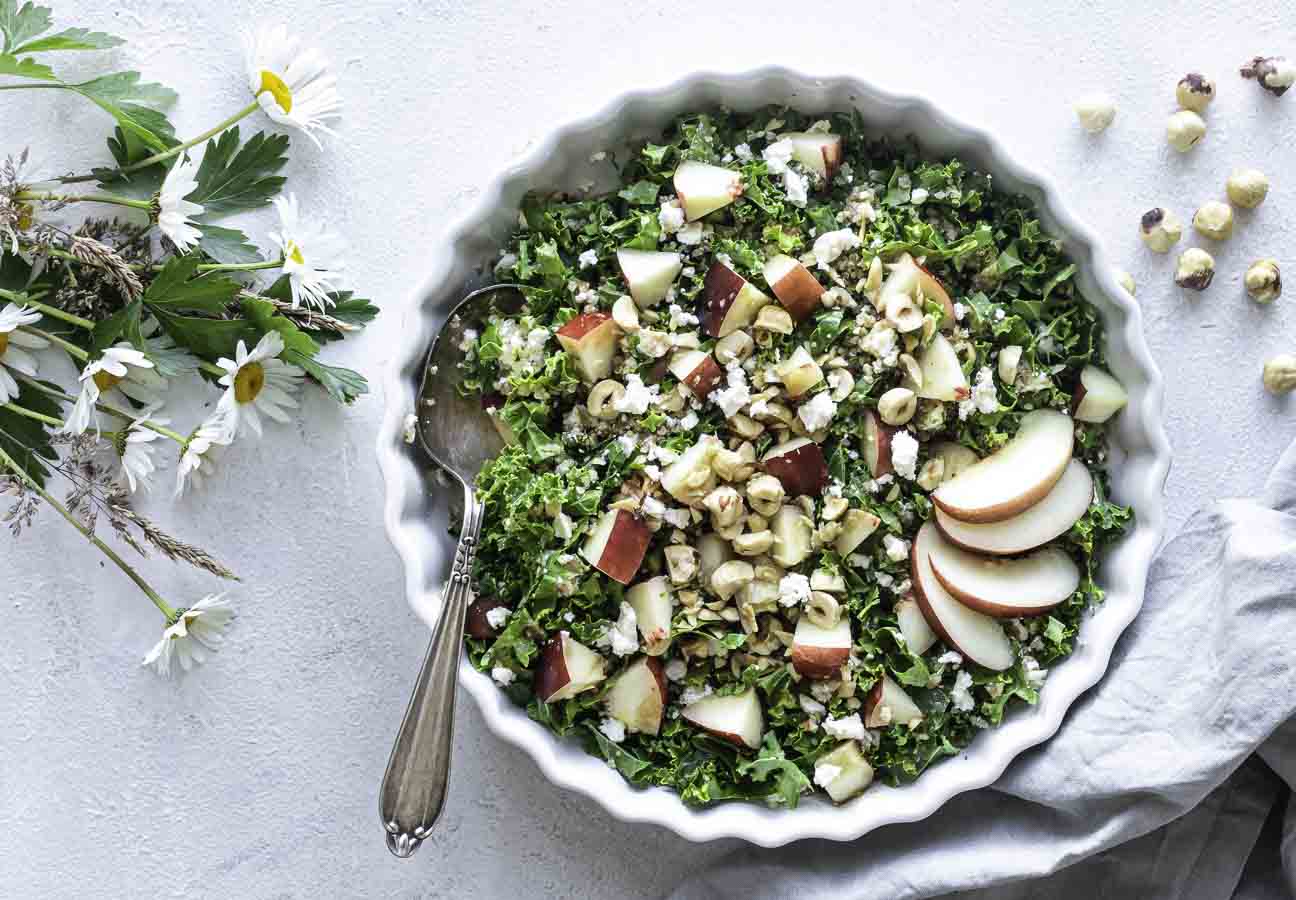 Quinoasalat med grønkål, nektariner og feta