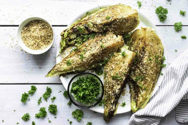 Stegt spidskål med miso og sprød panko