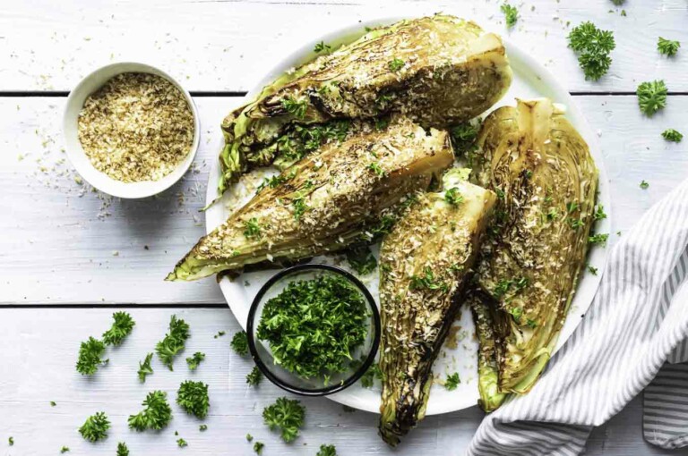 Stegt spidskål med miso og sprød panko