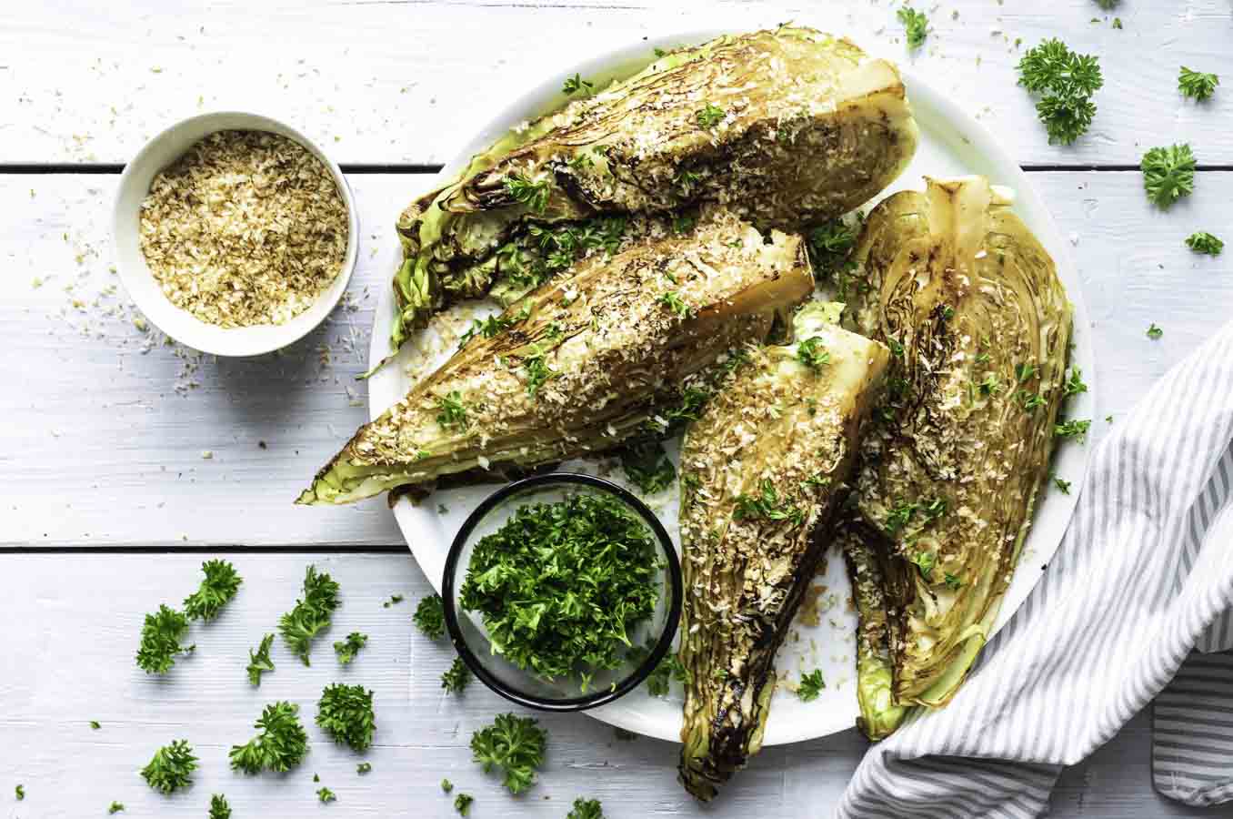 Stegt spidskål med miso og sprød panko