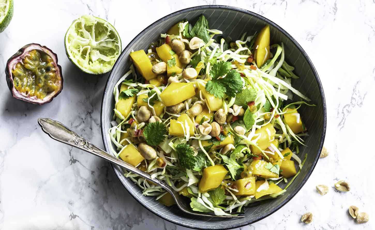 Salat med mango og spidskål