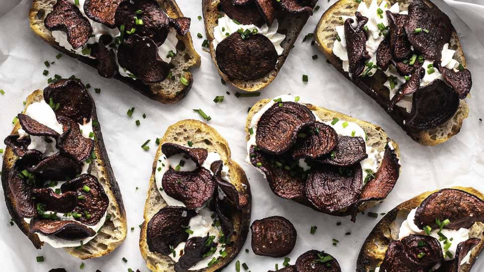 Bruschetta med peberrodscreme og rødbedechips