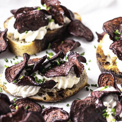 Bruschetta med peberrodscreme og rødbedechips