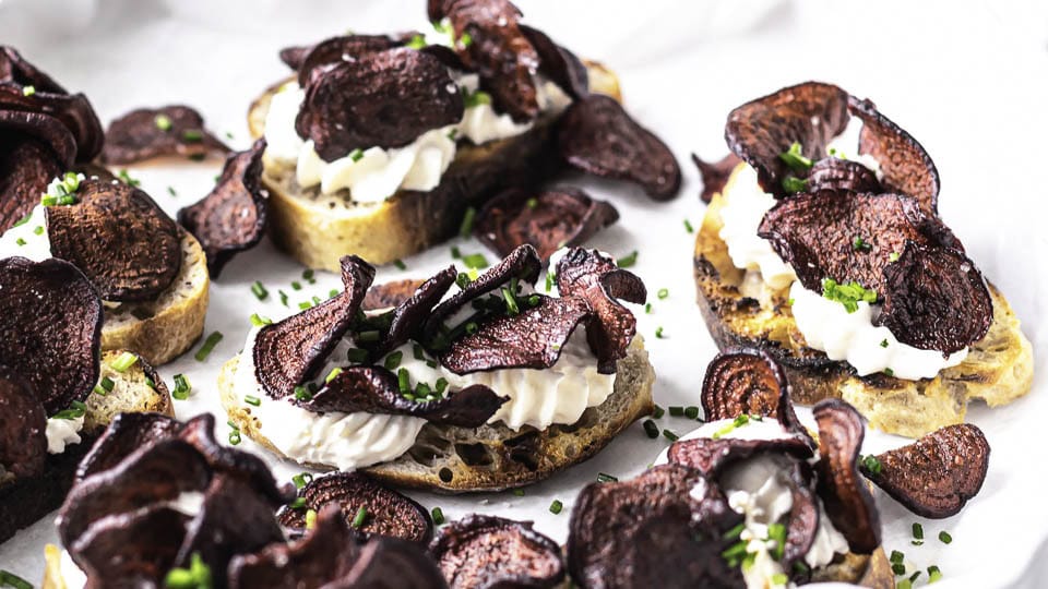 Bruschetta med peberrodscreme og rødbedechips