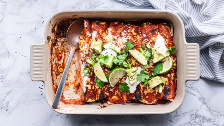 Vegetariske enchiladas med bønner og grønt