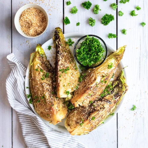 Stegt spidskål med miso og sprød panko
