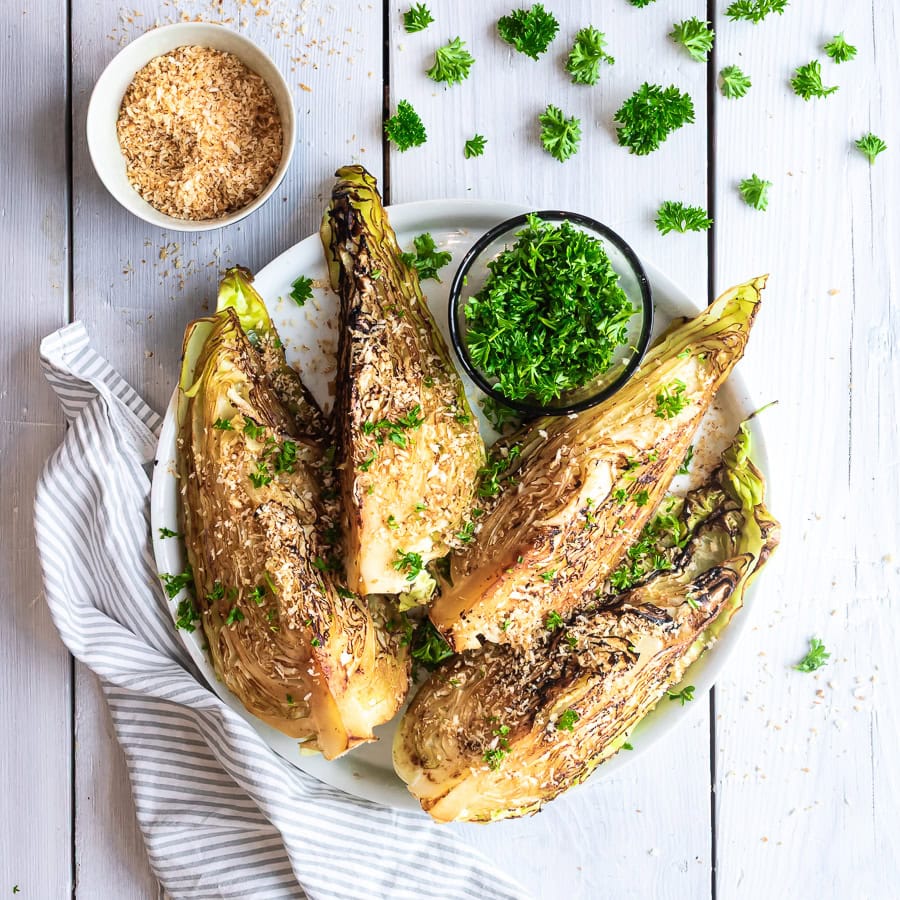 Stegt spidskål med miso og sprød panko