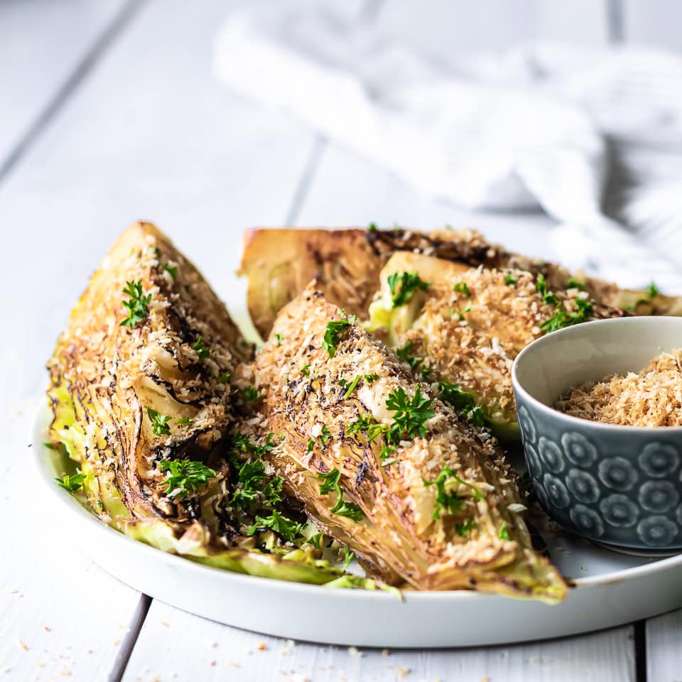 Stegt spidskål med miso og sprød panko