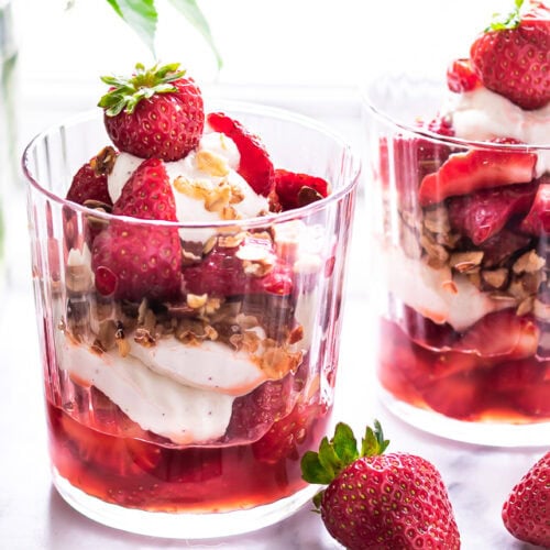 Jordbærtrifli med hyldeblomst og mascarpone