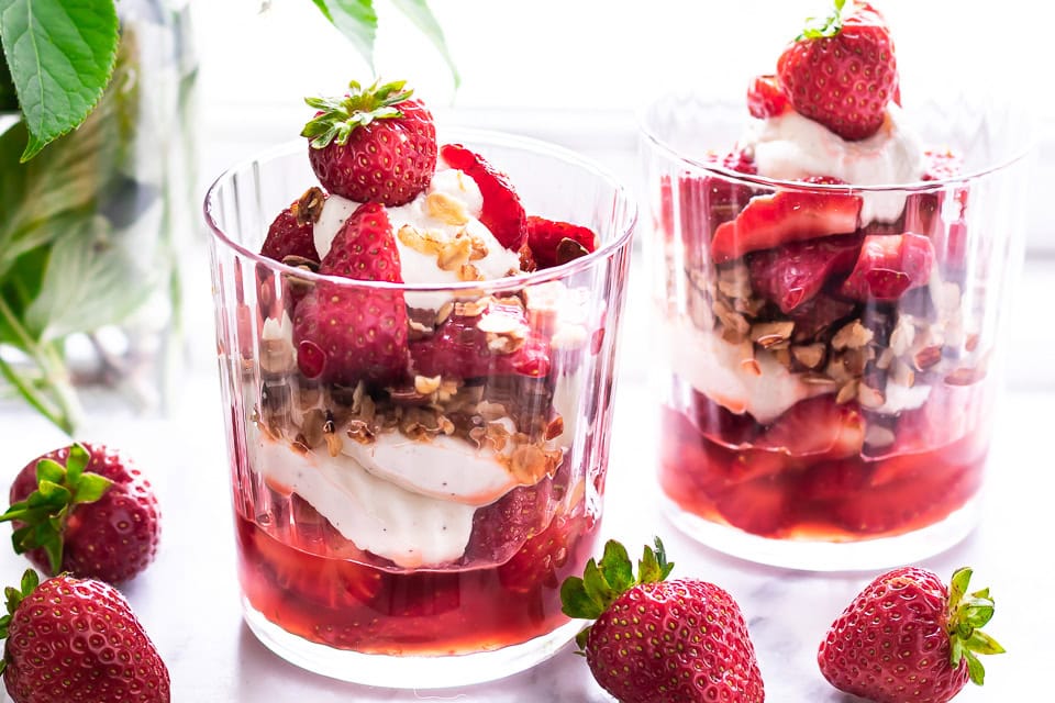 Jordbærtrifli med hyldeblomst og mascarpone