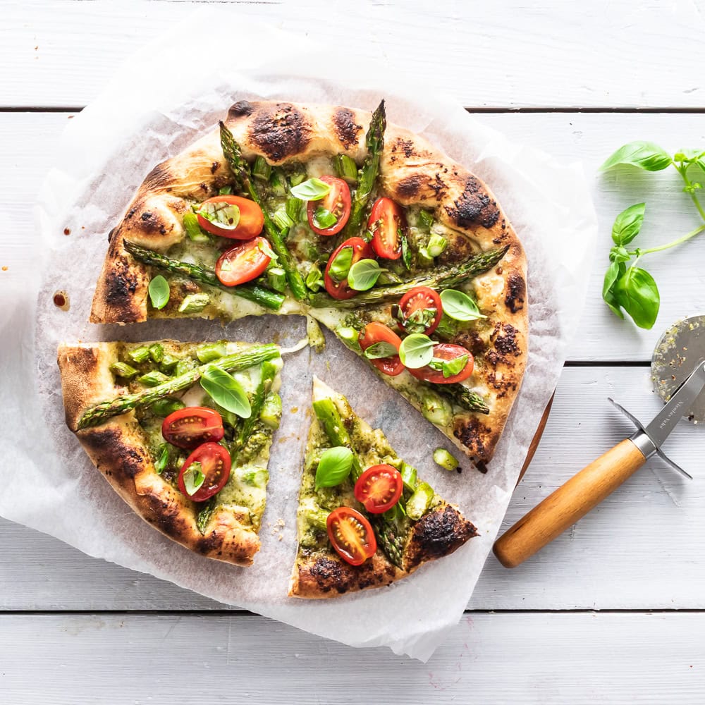 Pizza med asparges og pesto