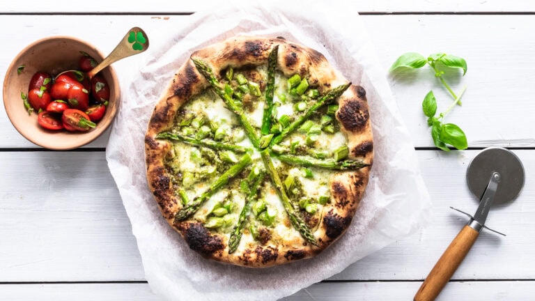 Pizza med asparges og pesto