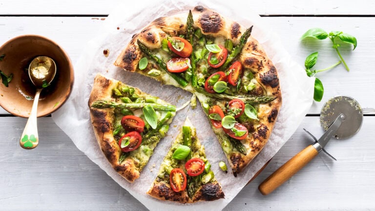 Pizza med asparges og pesto