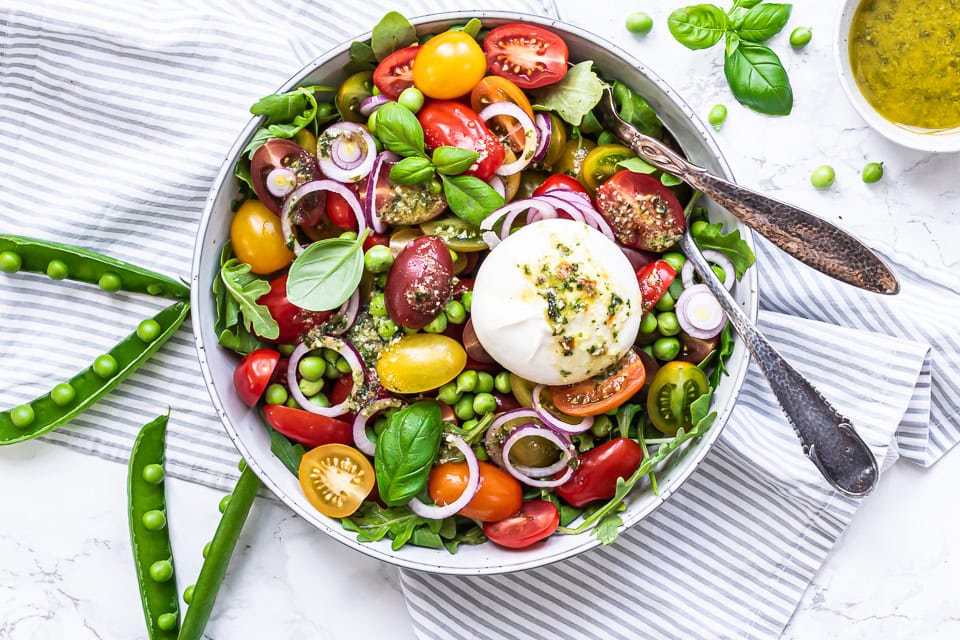 Tomatsalat med burrata og pesto-dressing