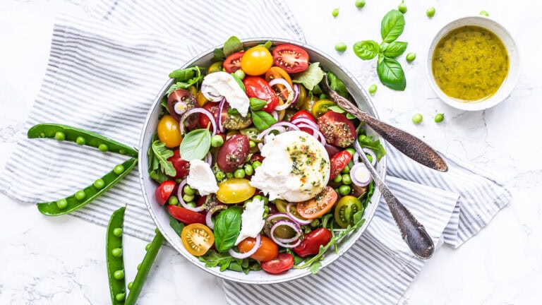 Tomatsalat med burrata og pesto-dressing