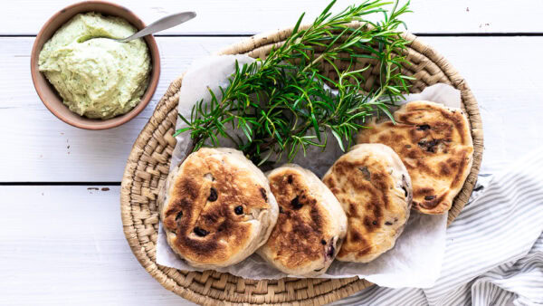 Græske pandebrød med feta, oliven og rosmarin