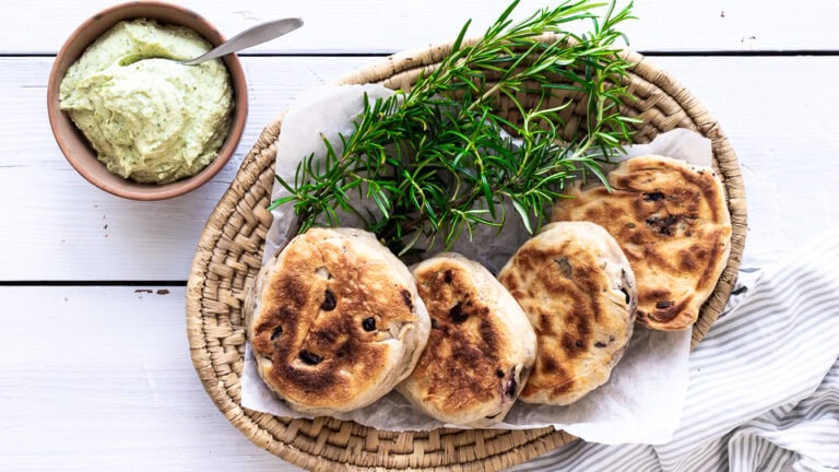 Græske pandebrød med feta, oliven og rosmarin
