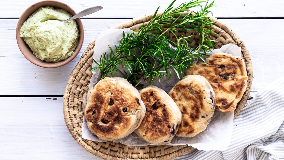Græske pandebrød med feta, oliven og rosmarin