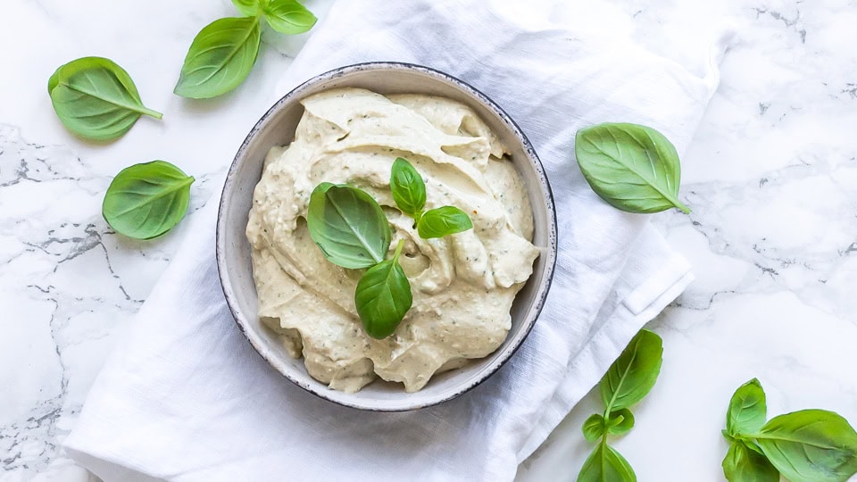 Hytteostcreme med pesto