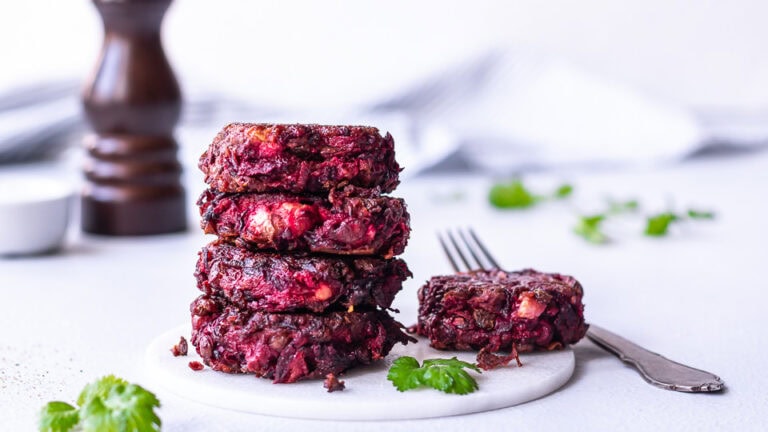 Linsefrikadeller med grønne linser og rødbede